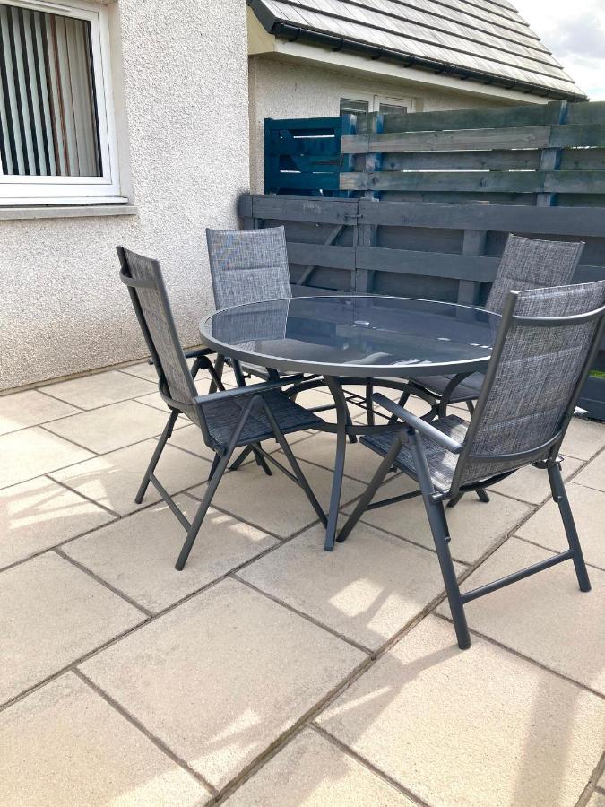 Bright 2-Bedroom Apartment With Parking In Montrose Luaran gambar