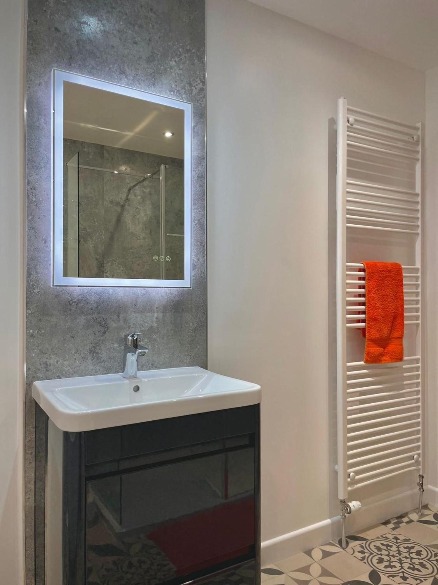 Bright 2-Bedroom Apartment With Parking In Montrose Luaran gambar