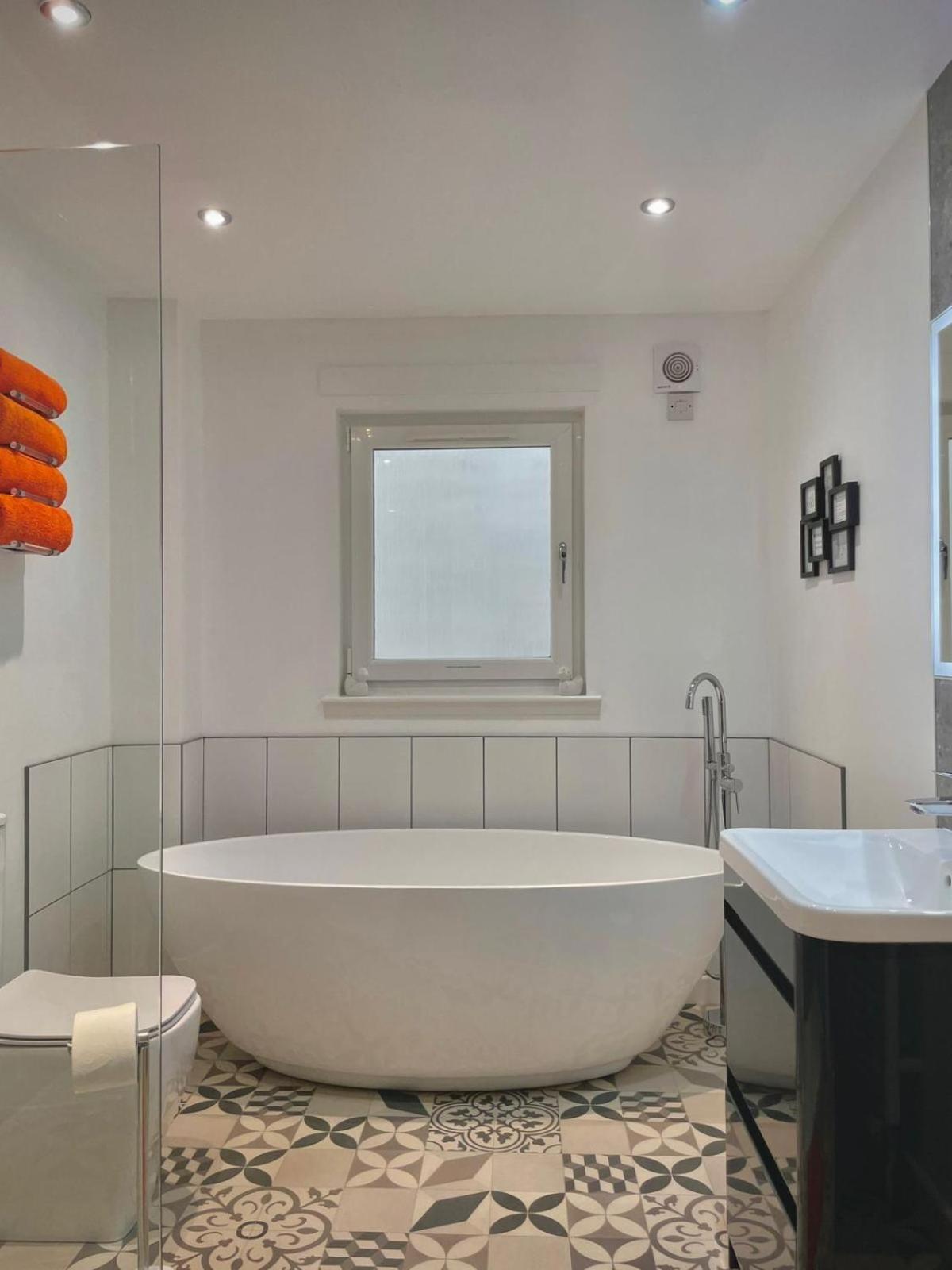 Bright 2-Bedroom Apartment With Parking In Montrose Luaran gambar