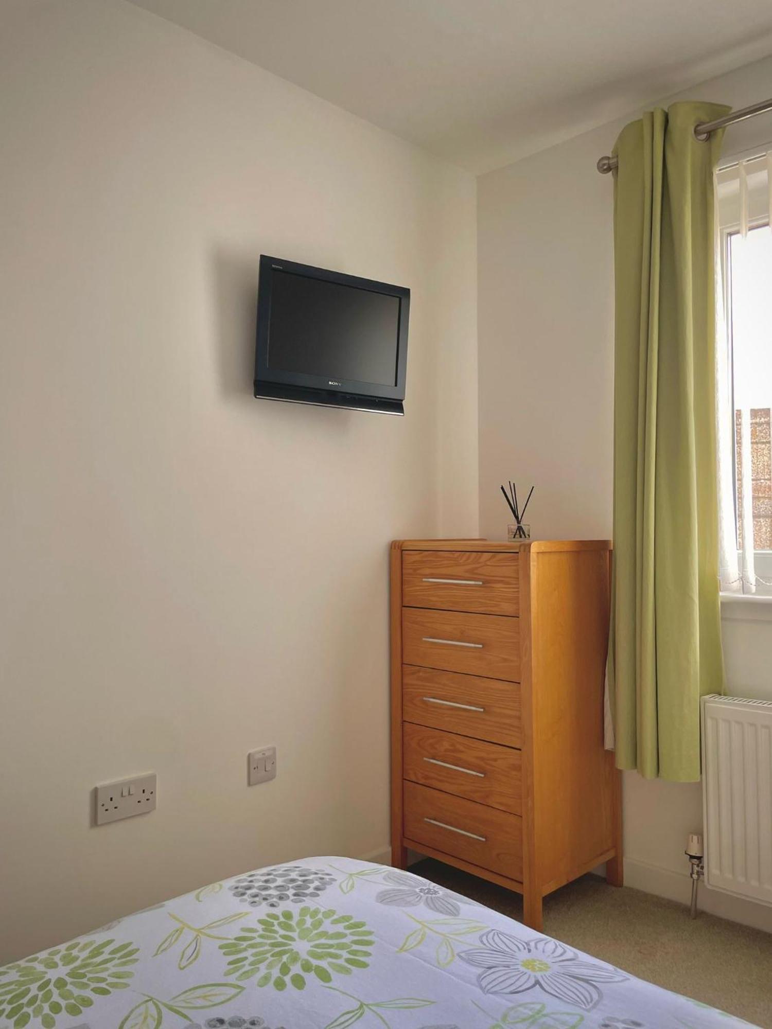 Bright 2-Bedroom Apartment With Parking In Montrose Luaran gambar