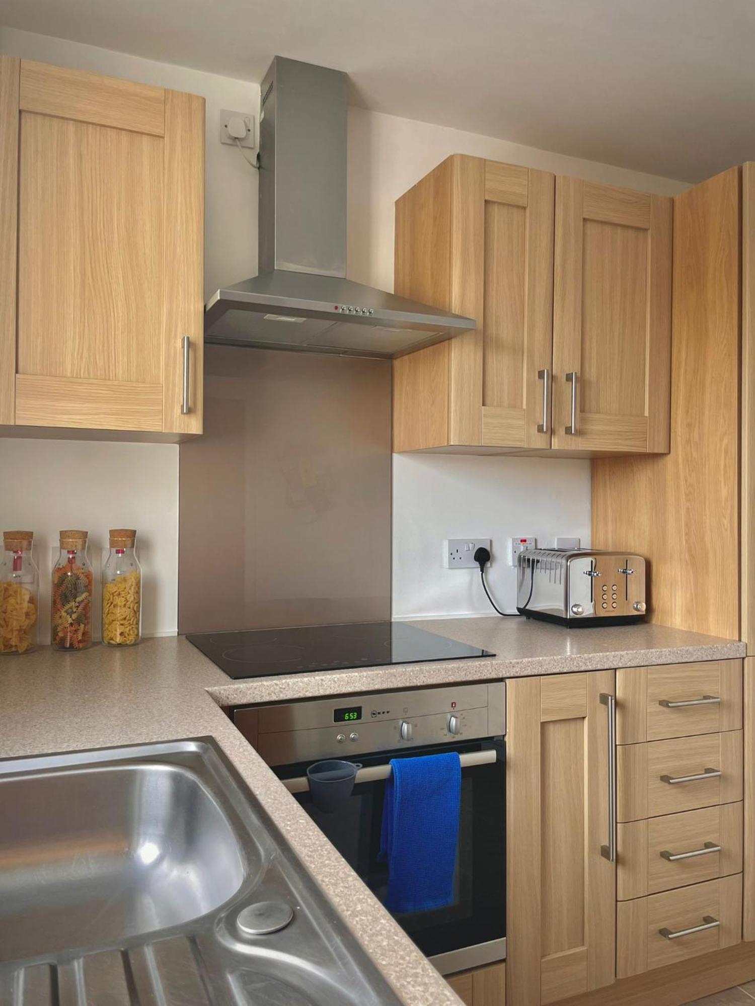 Bright 2-Bedroom Apartment With Parking In Montrose Luaran gambar