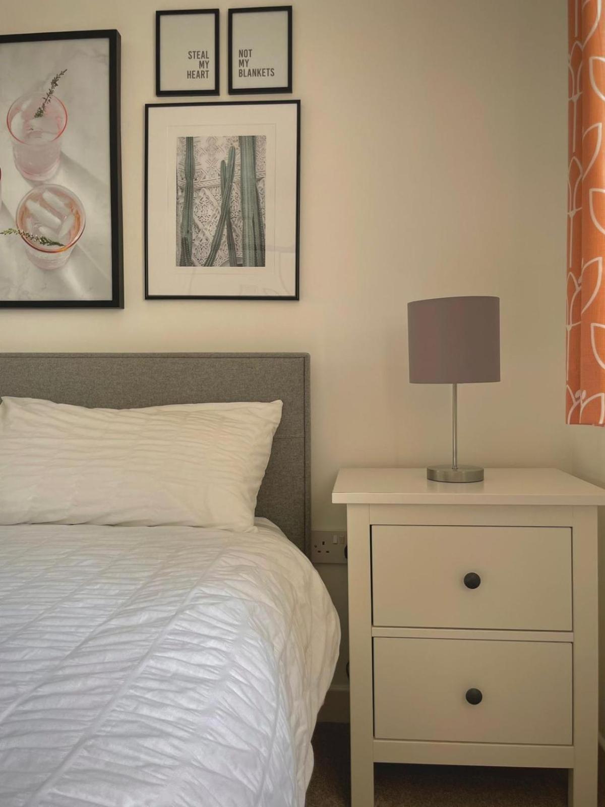 Bright 2-Bedroom Apartment With Parking In Montrose Luaran gambar