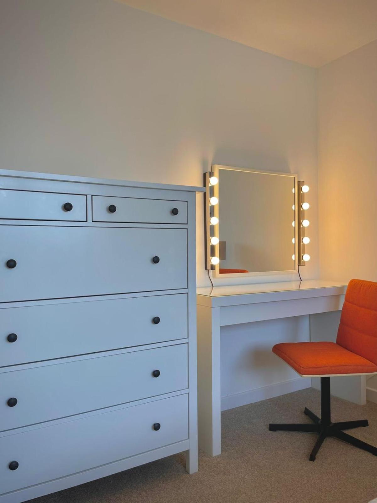 Bright 2-Bedroom Apartment With Parking In Montrose Luaran gambar