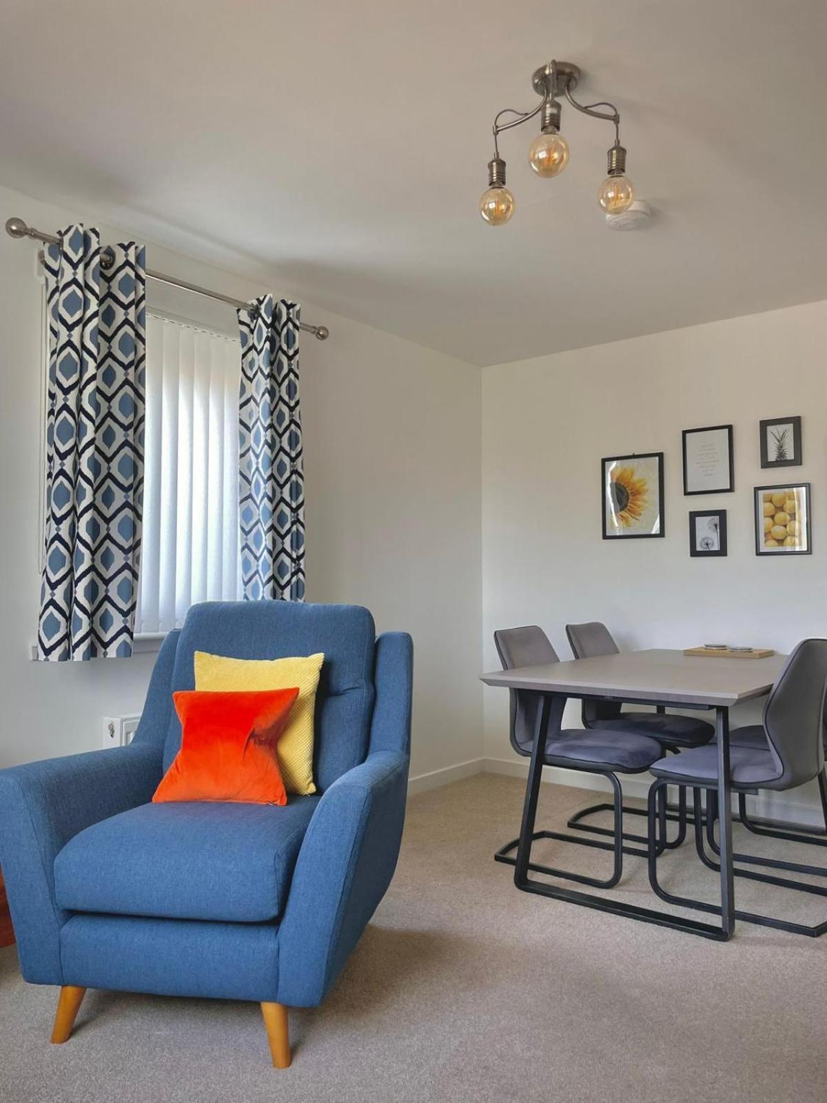 Bright 2-Bedroom Apartment With Parking In Montrose Luaran gambar