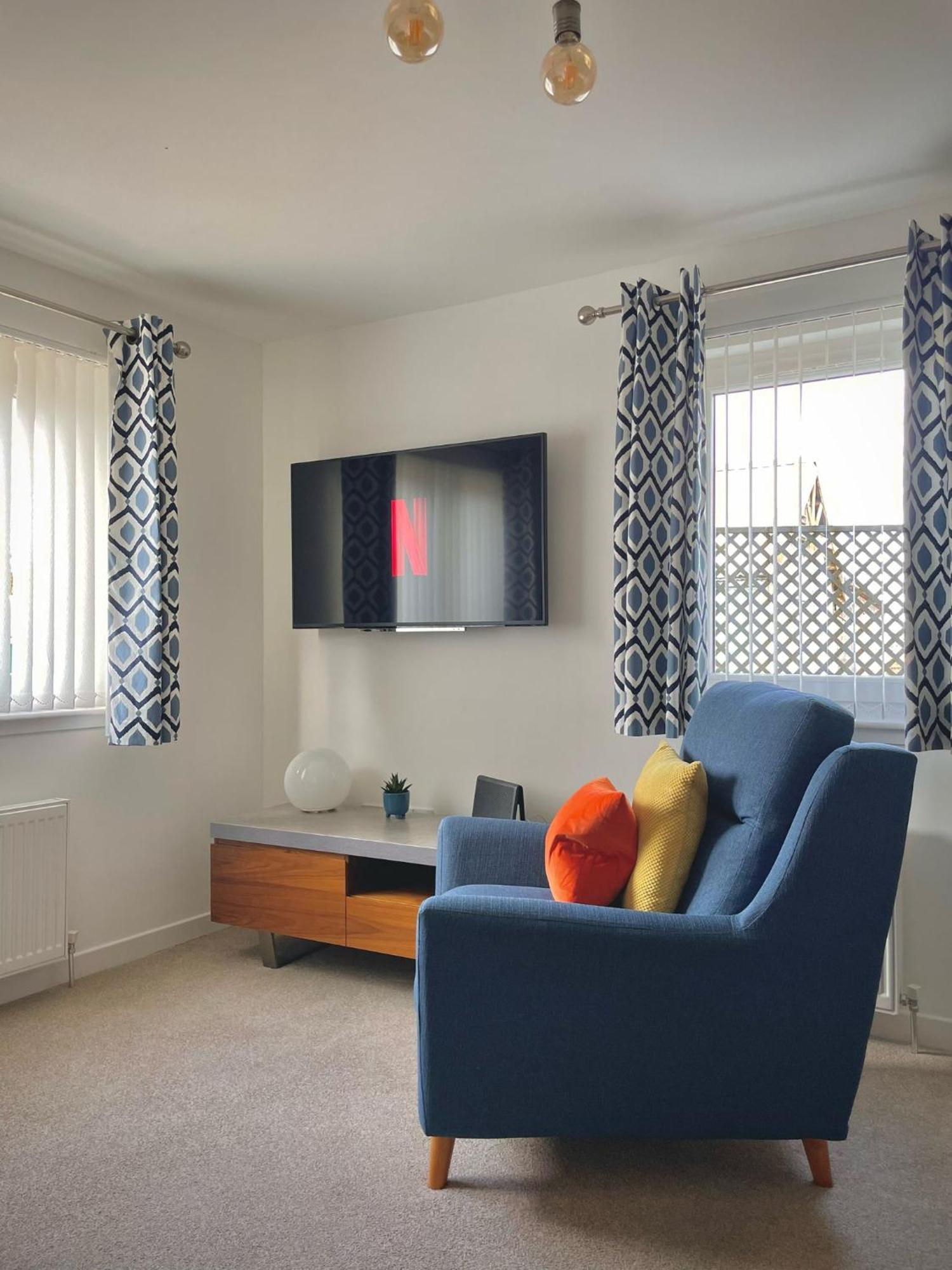 Bright 2-Bedroom Apartment With Parking In Montrose Luaran gambar
