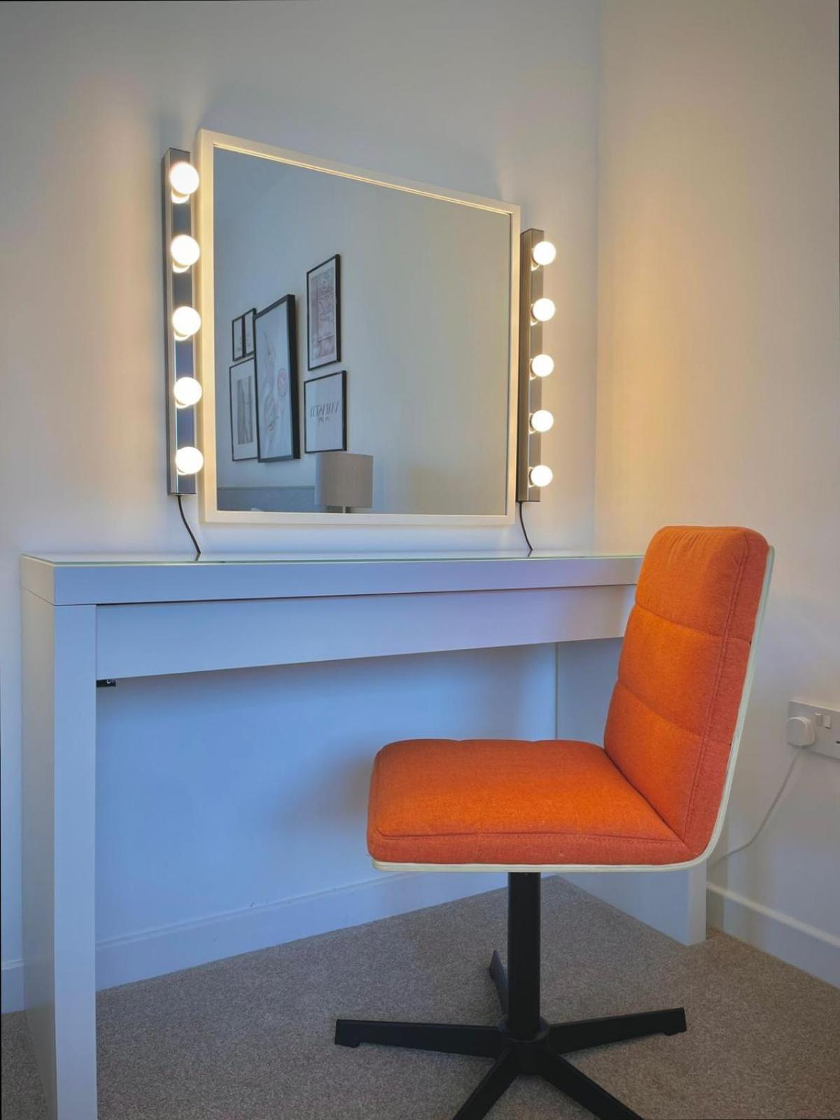 Bright 2-Bedroom Apartment With Parking In Montrose Luaran gambar