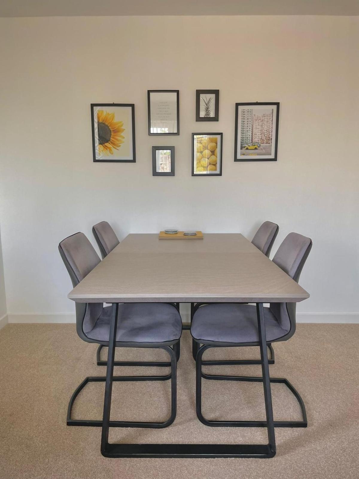Bright 2-Bedroom Apartment With Parking In Montrose Luaran gambar
